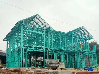 如果回看十年前，你會(huì)發(fā)現(xiàn)很多的農(nóng)村房屋都是由紅磚修葺起來(lái)的，紅磚瓦頂，很具有鄉(xiāng)村特色，可是過(guò)了幾年，屋頂就要重新修補(bǔ)一下，因?yàn)橄掠陼?huì)漏雨。如果想要重新蓋房，農(nóng)村房自建大多會(huì)選擇磚混結(jié)構(gòu)，在噪音和塵土中