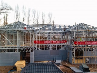 隨著氣溫下降，寒冬已悄然而至，工程項(xiàng)目的建設(shè)腳步也隨之慢了下來(lái)。目前，各在建工程多數(shù)已接近停工狀態(tài)，各大樓盤(pán)和自建房都陸續(xù)停工，步入冬歇期。而華能微排建筑仍在加班加點(diǎn)施工建設(shè)中，作為一種輕鋼結(jié)構(gòu)的新型